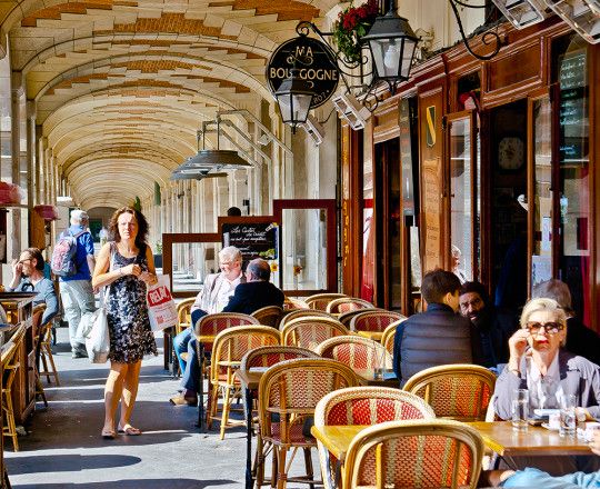 Plac Des Vosgez (jeden z najpiękniejszych placu w paryżu jedna sympatyczniejszych knajpek którą bardzo bardzo lubię oprócz tego że usiąść wypić kawę i zjeść croissant to jeszcze czasem po fotografować taki zwyczajny piękny codzienny Paryż)