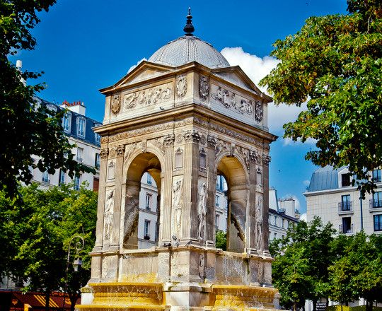 Fontanna niewiniątek (bardzo znana jedna z najpiękniejszych fontann w Paryżu jedyna Renesansowa która zachowała się do dzisiejszych czasów kiedyś sąsiadowała z cmentarzem niewiniątek, cmentarz został przeniesiony, a potem także fontannę przeniesiono w nowe miejsce - obecnie koło Forum Les Halles)