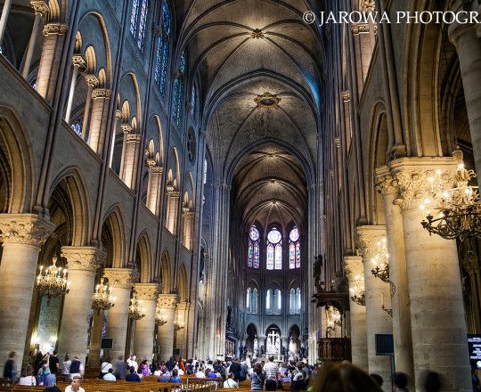 Notre Dame (Jej wnętrze robi wcale nie mniejsze wrażenie niż przepiękne zewnętrzna fasada czy boczne rozety przypory i inne zdobienia)