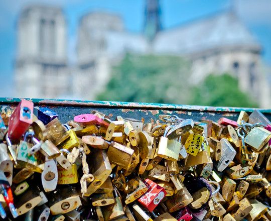 Most zakochanych (nieopodal katedry Notre Dame znajduje się most zakochanych, który przyozdabiają dziesiątki, setki, tysiące  a może więcej kłódek. Wszystko to waży kilkanaście ton ale robi niesamowite wrażenie)  