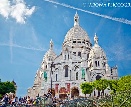 Sacré Coeur (To kolejna katedra , która rozpoznawana jest chyba przez każdego, położona na pięknym wzgórzu. A siadając u jej stóp na schodach można podziwiać te cudowne dachy Paryża) 