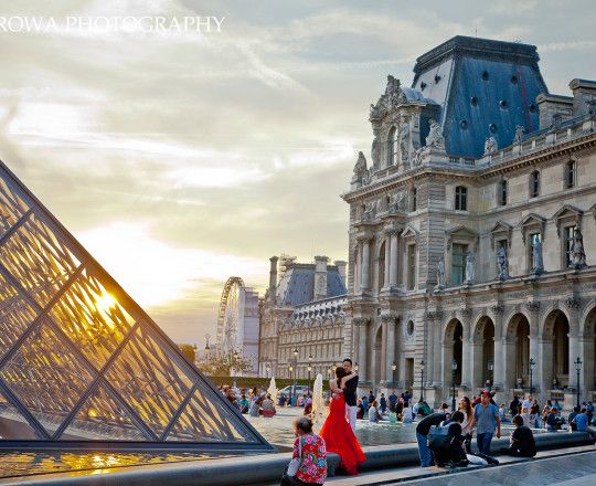 Louvre (W złotej godzinie przy Luwrze i piramidach każdy chce mieć zdjęcie a szczególnie świeżo upieczeni małżonkowie) 