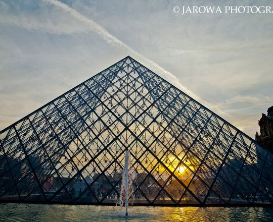 Pyramides (W zachodzącym słońcu nawet kontrowersyjne piramidy szklane , postawione przy Luwrze zdają się być magiczne i szczególnie piękne)
