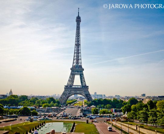 Eiffel Tour (Widok od strony placu Trocadero chyba najczęściej w tym ujęciu fotografowana. A za nią słynne Pola Marsowe) 