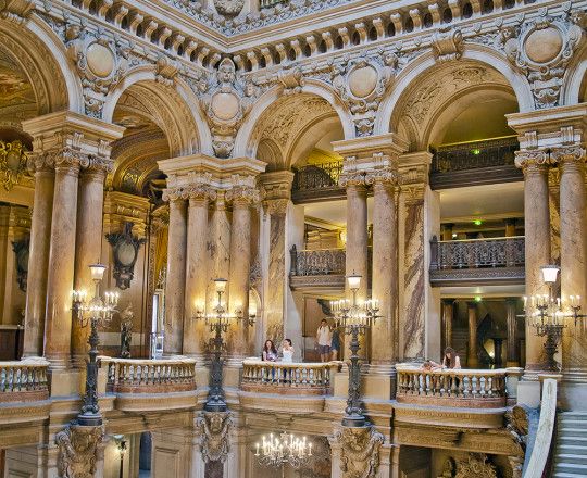 Opera Paryska (Wspominane wcześniej wnętrze Opery Paryskiej fantastyczny barok, fantastyczna atmosfera)