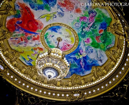 Opera Paryska (Gdy zasiada się na widowni opery Paryskiej, nie wiadomo czy podziwiać fantastyczny plafon, które znajduje się nad głowami, czy też to co się dzieje na scenie)